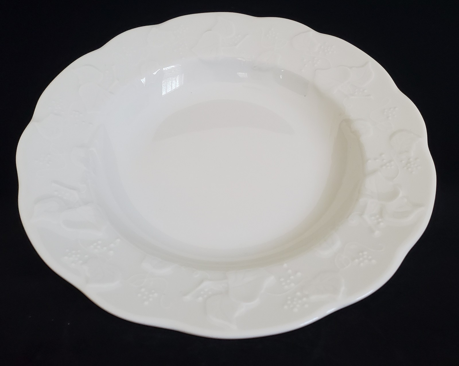 (8) DANSK LIMOGES LIERRE SAUVAGE IVY WHITE RIM EMBOSSED 8 3/4″ BOWLS FRANCE