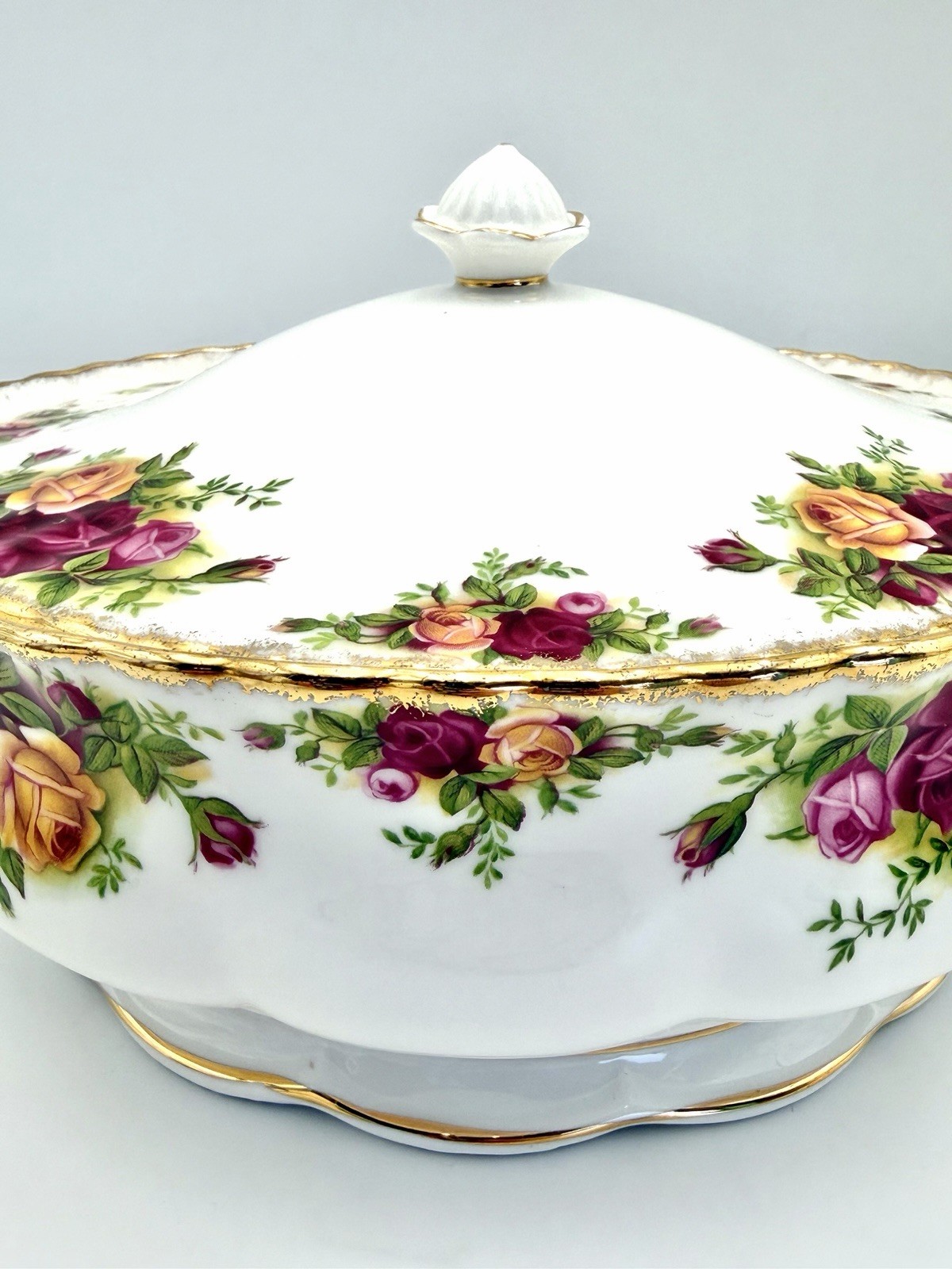 Royal Albert Old Country Roses – Round Covered Vegetable Bowl, 8 3/4”