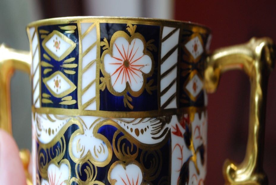 RARE Vintage ROYAL CROWN DERBY 2 Handled Loving Cup TRADITIONAL IMARI Blue Gold