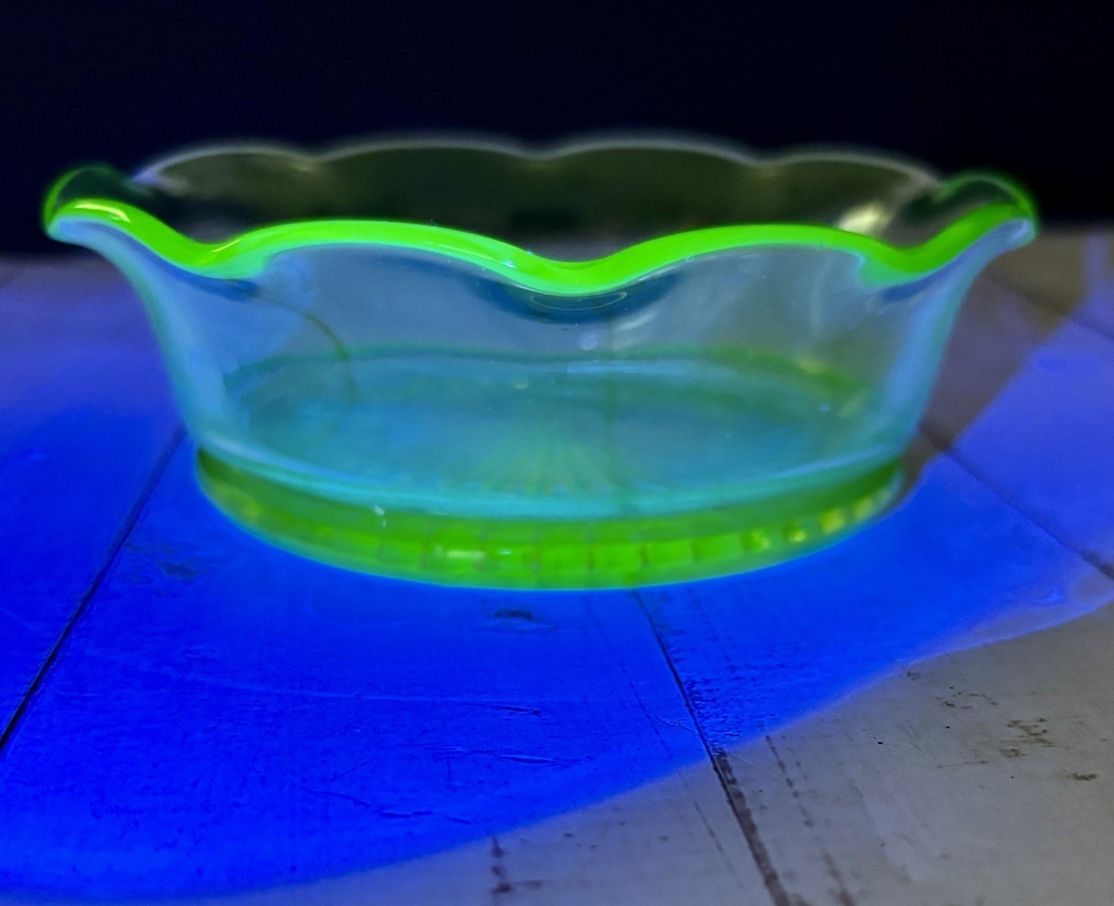 Vintage Green Uranium Vaseline Glass Starburst Bowl Ruffled Edge Small 5 Inch