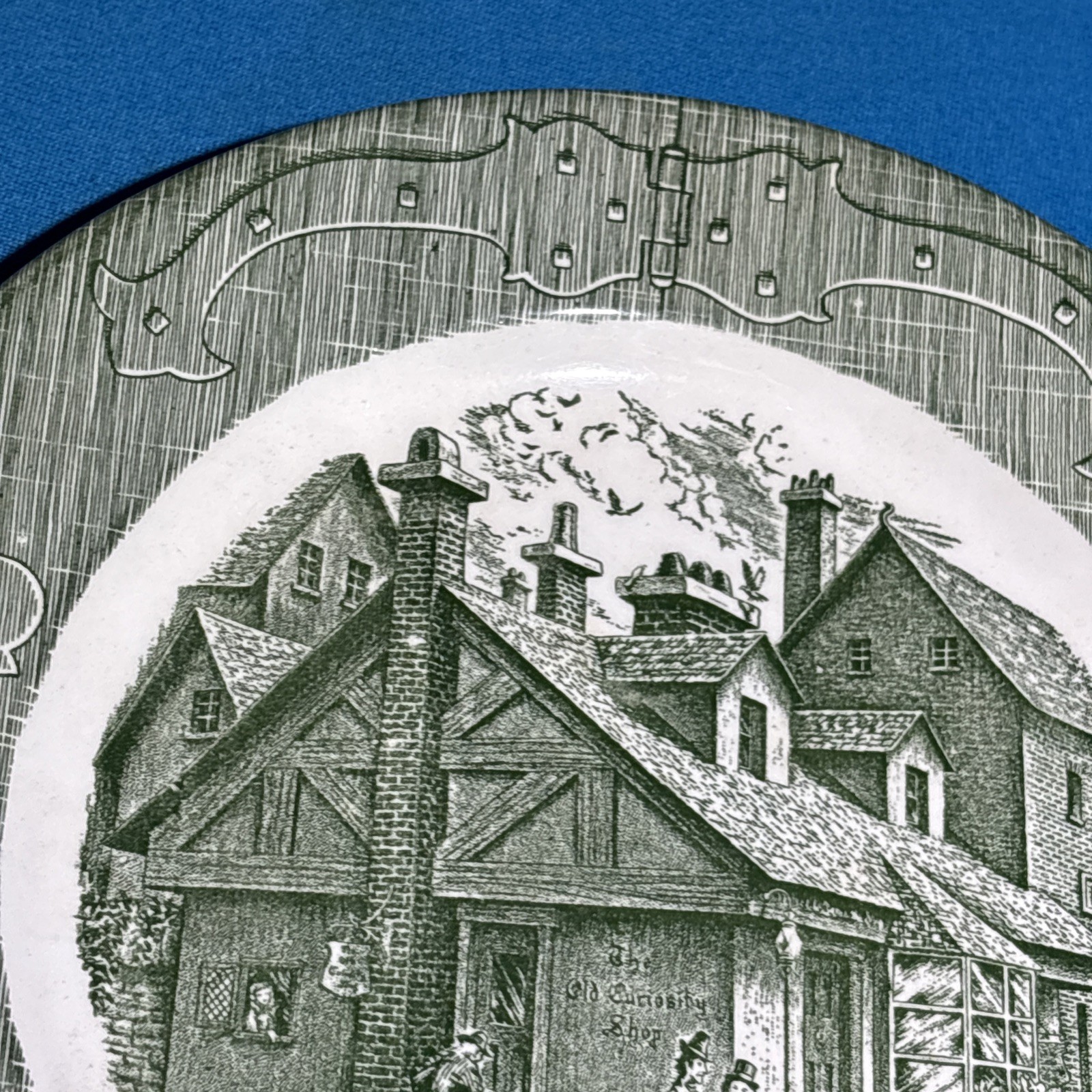 Vtg Royal China The Old Curiosity Shop Green Transferware 10″ Dinner Plate USA