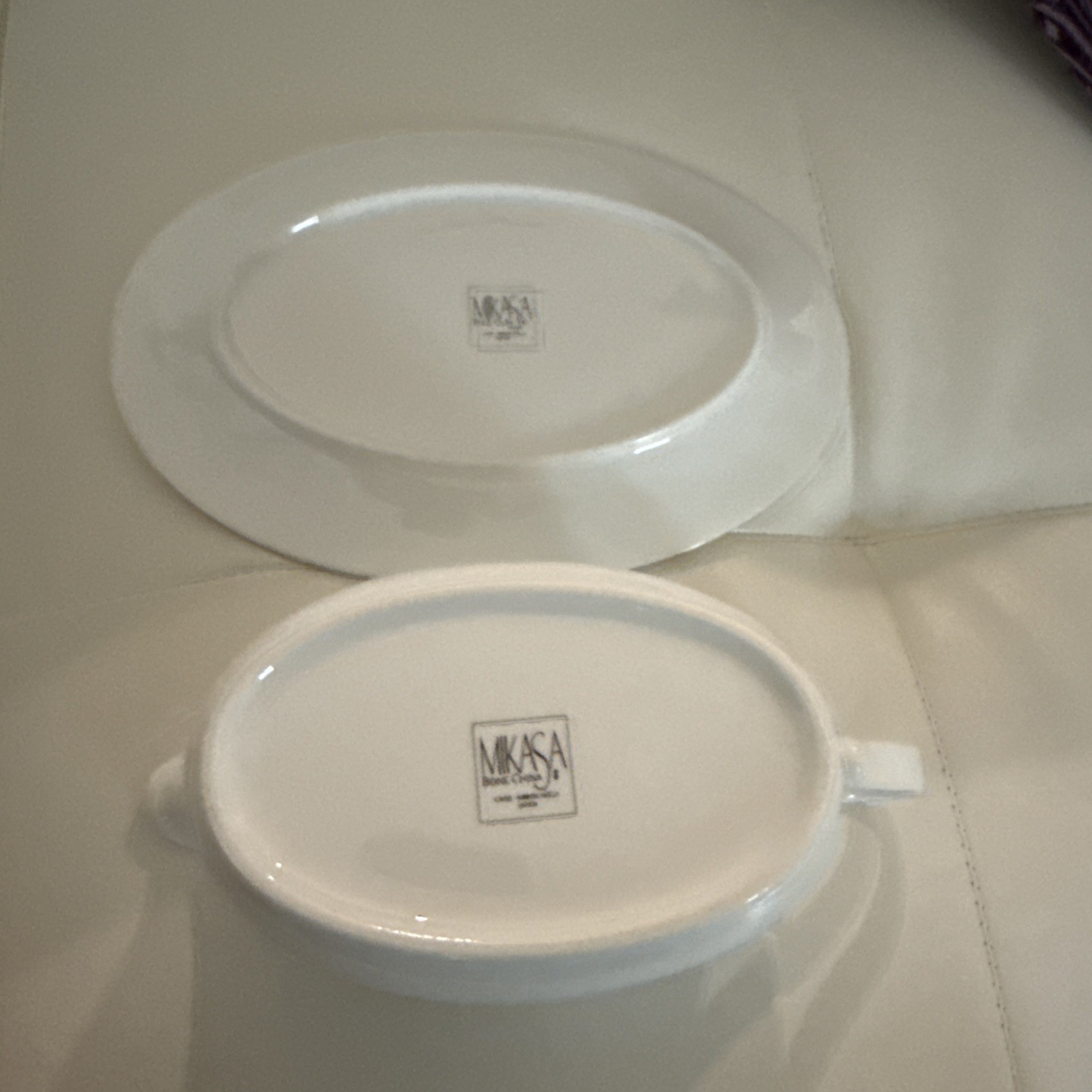 MIKASA BONE CHINA CHRISTMAS RIBBON HOLLY PAT GRAVY BOAT & UNDERPLATE FREE SHIP