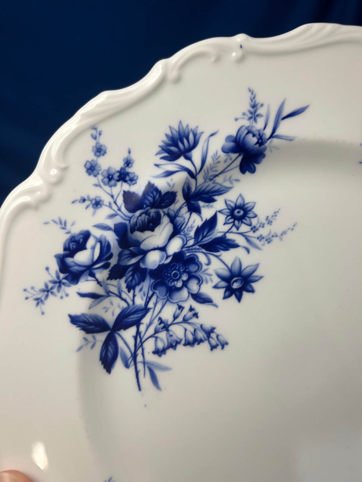 ROYAL ALBERT, CONNOISSEUR- SET OF 4 DINNER PLATES ENGLISH BONE CHINA BLUE WHITE