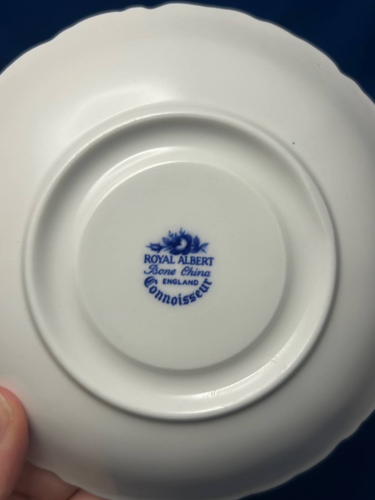 ROYAL ALBERT, CONNOISSEUR- SET OF 4 CUPS & SAUCERS ENGLISH BONE CHINA BLUE WHITE