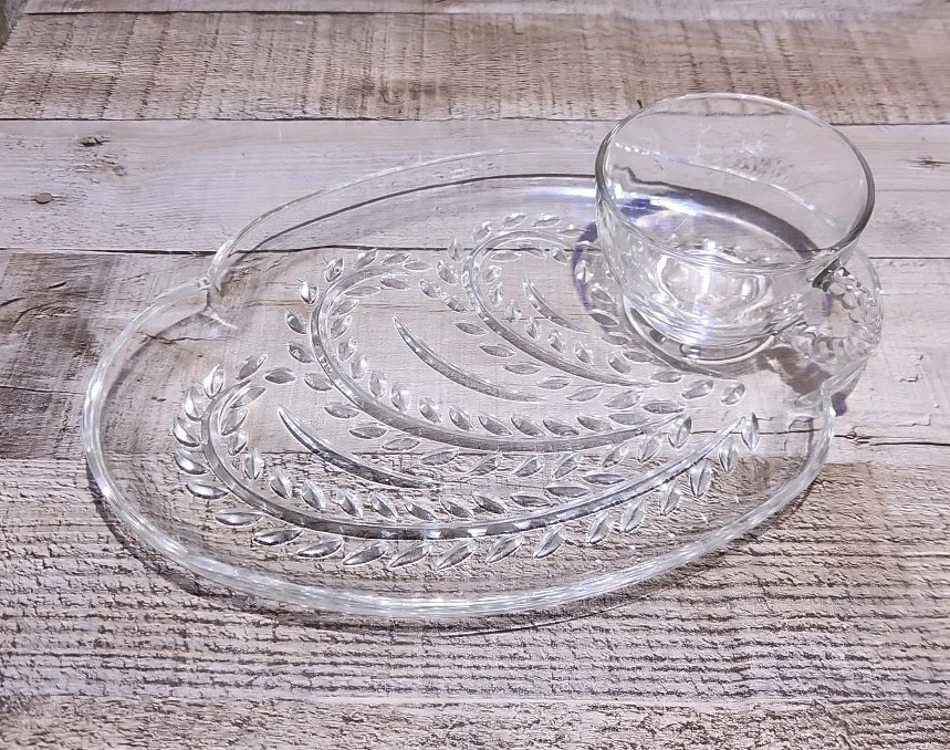 Set Of 4 Vintage Homestead Snack Plates & Cups Federal Glass In Original Box