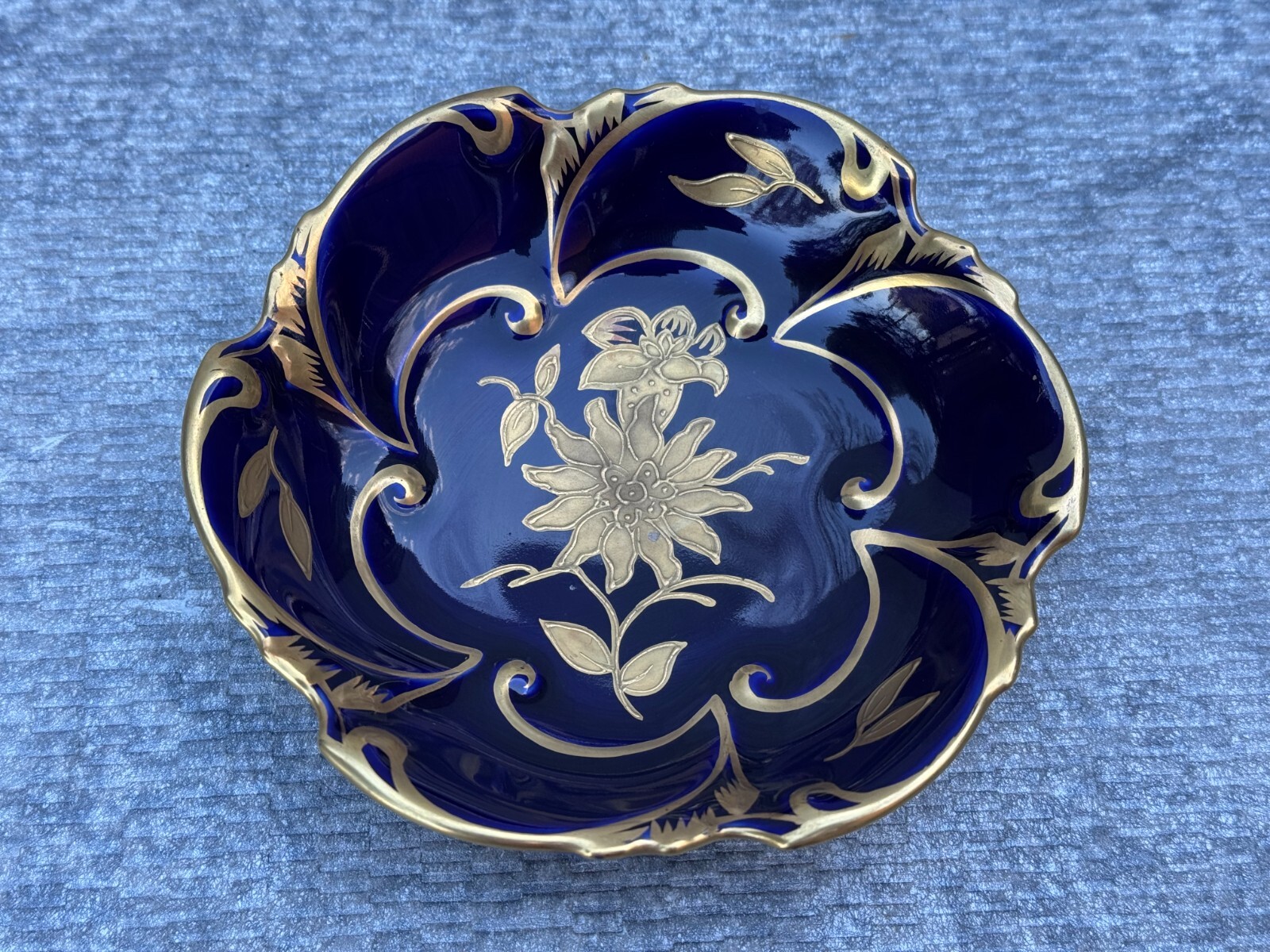 ECHT KOBALT BOWL J.L. MENAU COBALT BLUE GOLD LEAF VICTORIAN FLORAL VINE DESIGNS
