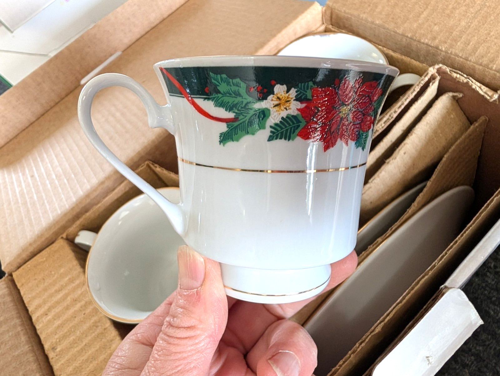 Tienshan DECK THE HALLS Dinnerware Service 4 Dinner Salad Cup Plate 16 Piece Set