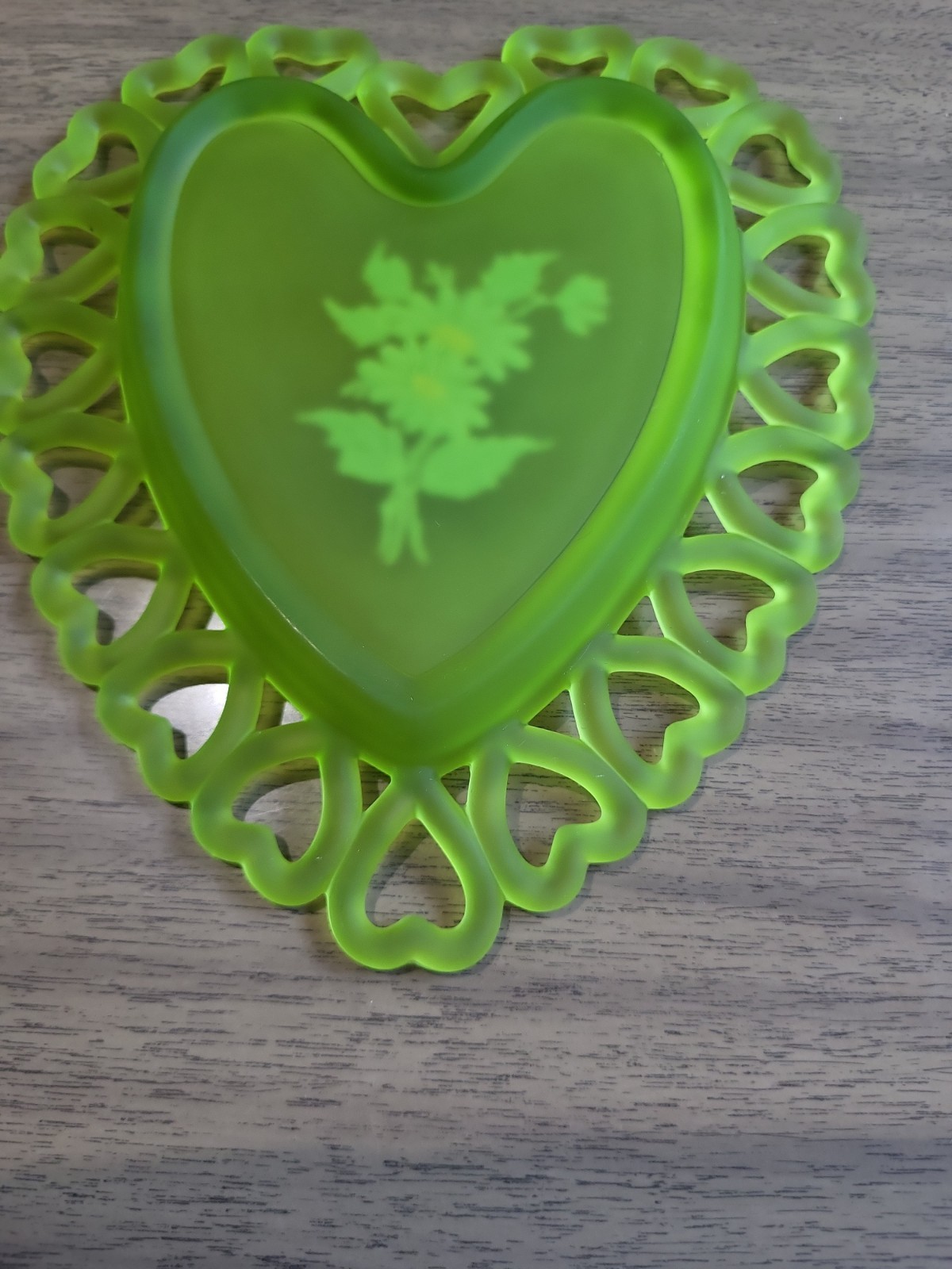 VINTAGE Westmoreland Glass Green Satin Glass Heart Shaped Lace Edge Plate WG