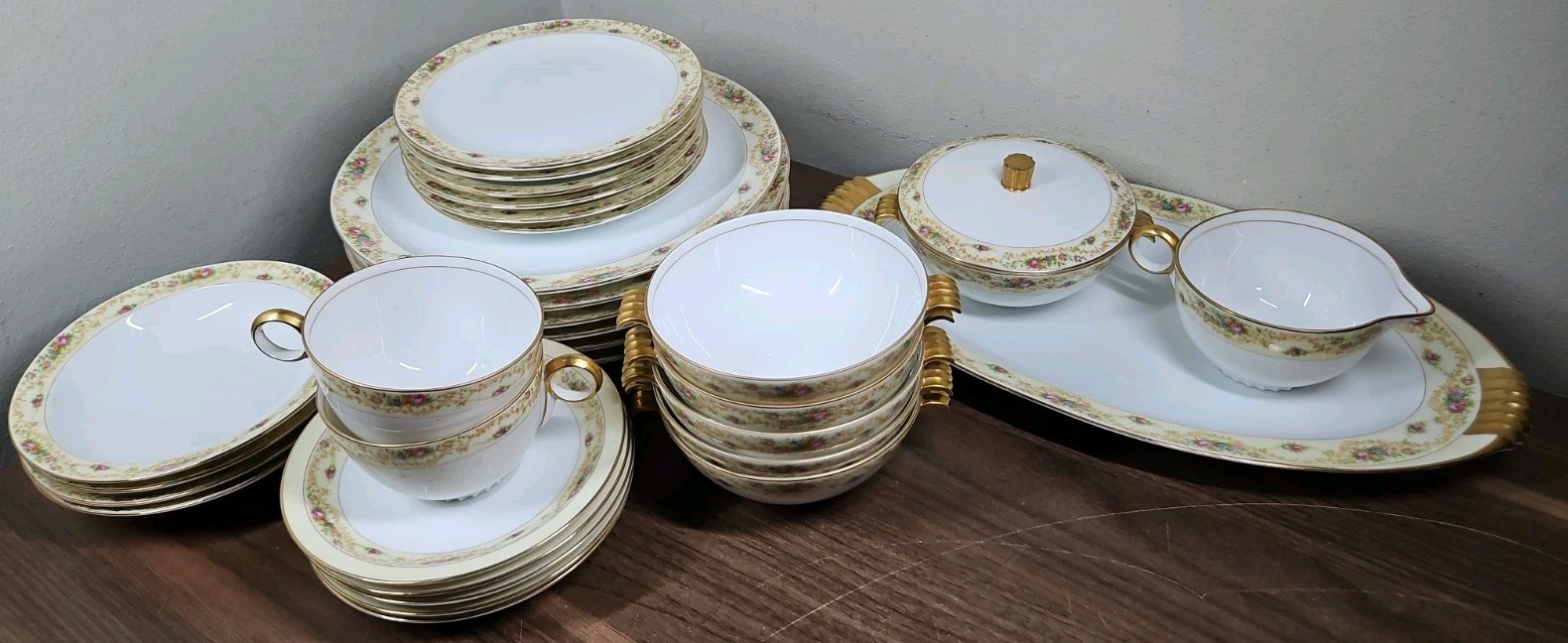 MEITO CHINA THE WINDSOR SHAPE JAPAN 22K GOLD (32 Piece Set)