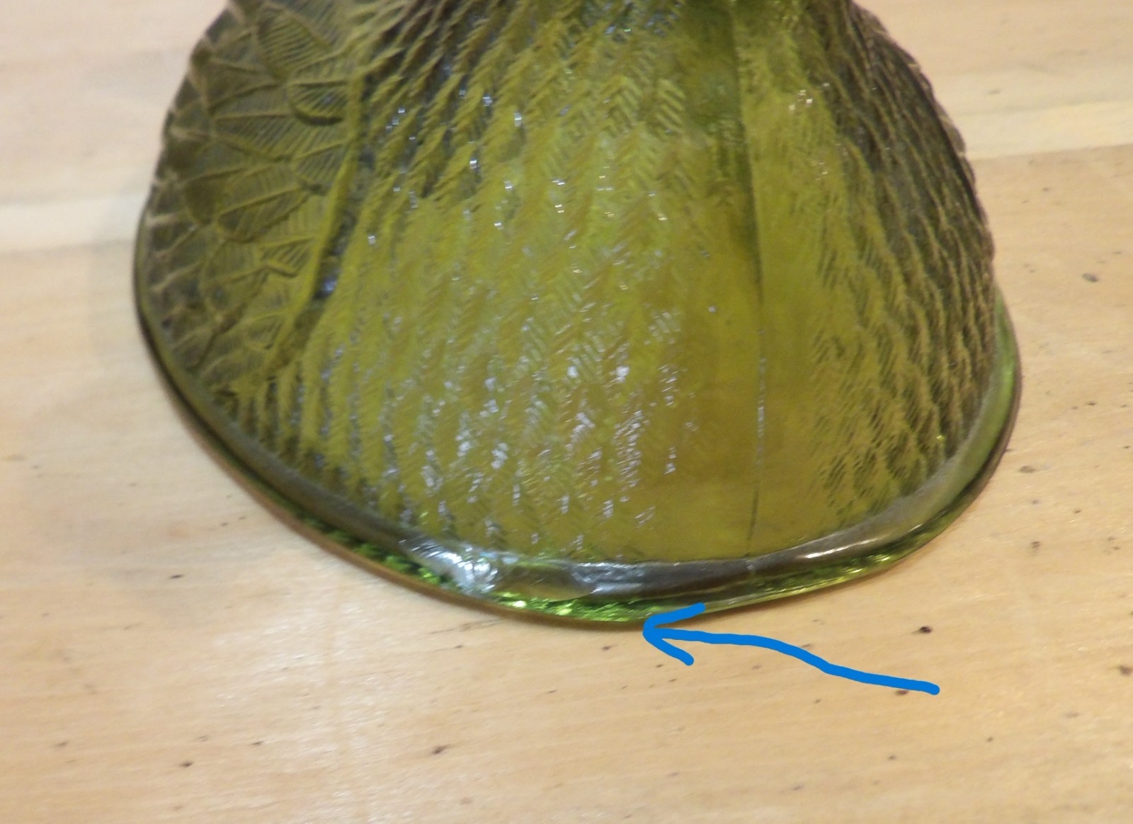 1 Indiana Glass Olive Green Hen on a Nest. 7″L x 5½”W x 5¼”H. There is one Chip
