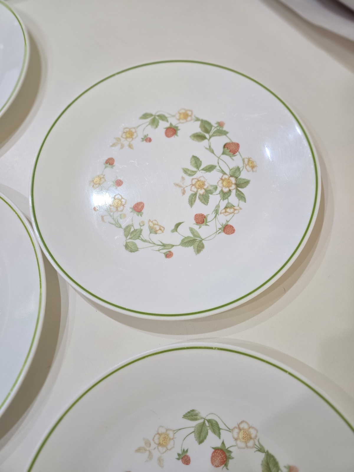 7 Corelle by Corning Strawberry Sunday, 5 10 1/4″ Dinner 2 8 1/4″ Plates VTG