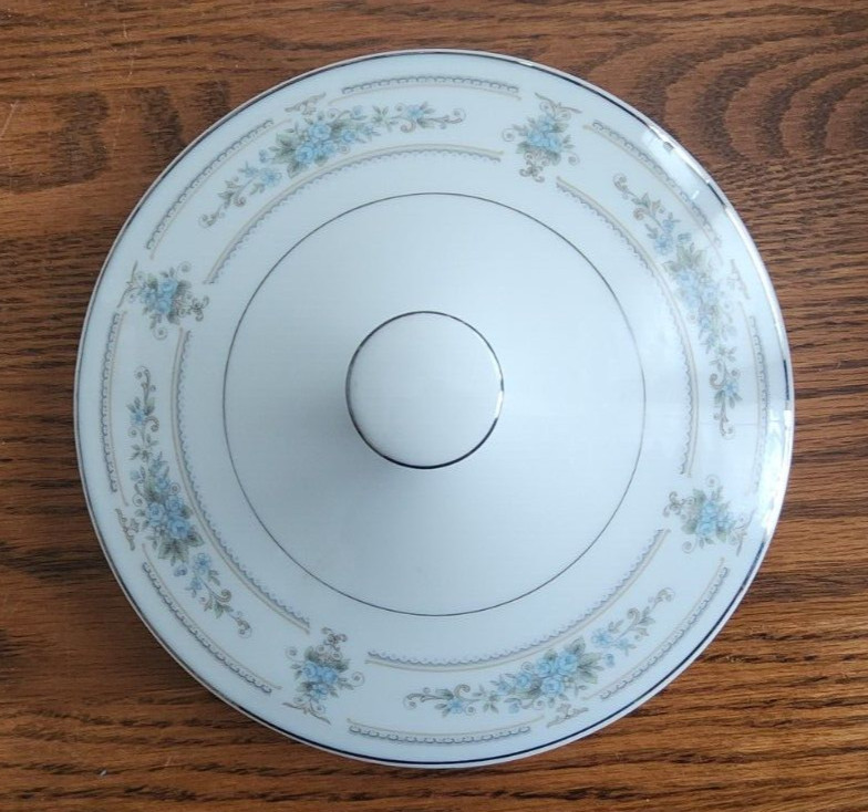 Elington Casserole 2 qt. Covered Wade Fine Porcelain White Blue Platinum Trim !