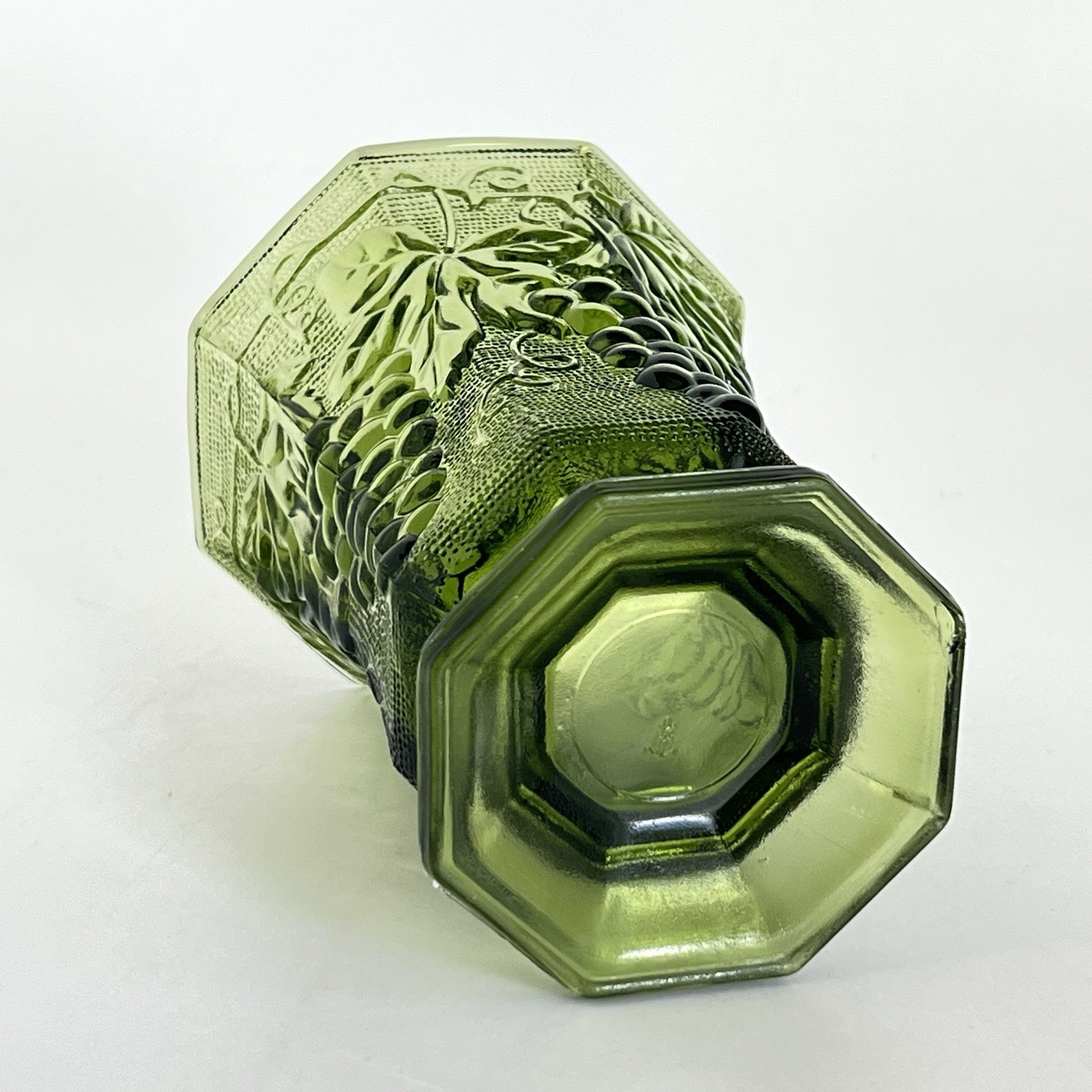 Vtg Anchor Hocking Emerald Green Glass Footed Vase Grapevine Pattern Gorgeous!