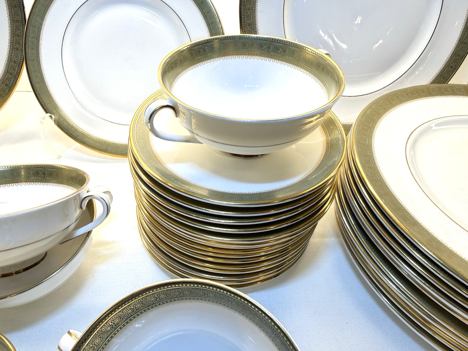 72pc Royal Doulton BELVEDERE H5001 China Set – Service for 12+ – Pristine Gold