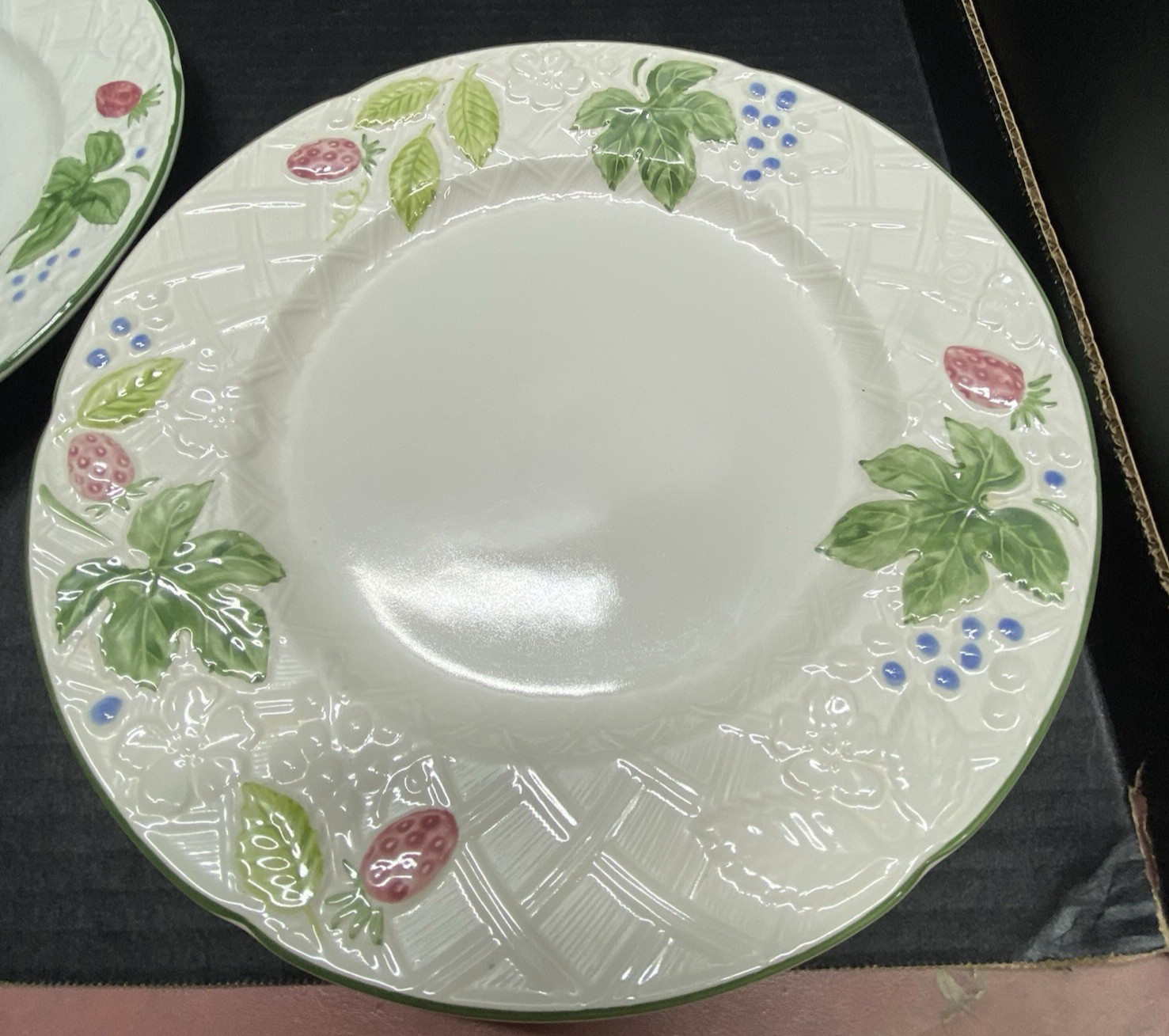 Mikasa COUNTRY BERRIES Strawberry Large Rim Salad Bowls (4) & Dinner Plates (2)