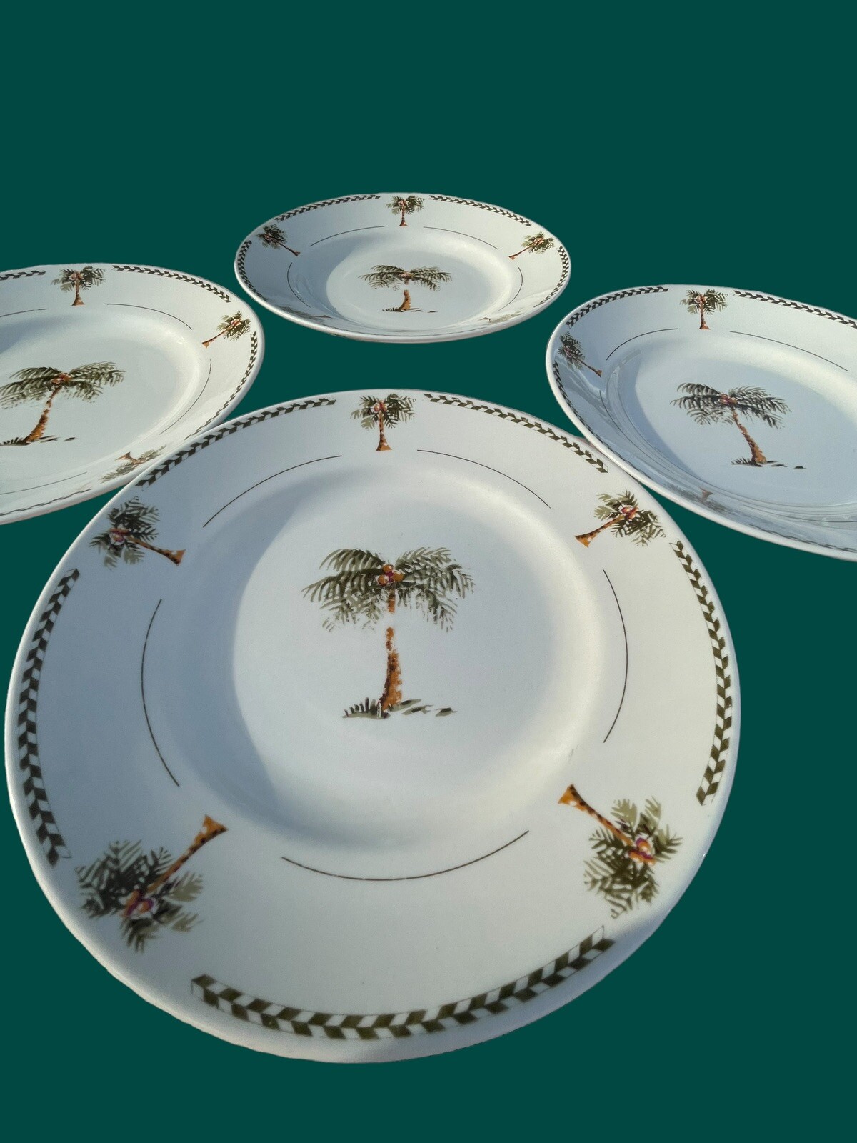 (4) GIBSON PALM BAY DINNER PLATE(S) Set PALMETTO TREE 11 1/4″ SEE PICTURE DETAIL