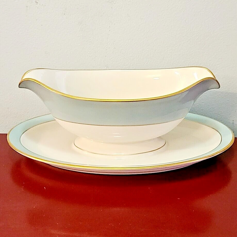 Pickard Seafoam Creamy White 22K Gold Malvern Sauce / Gravy Boat w Under Plate
