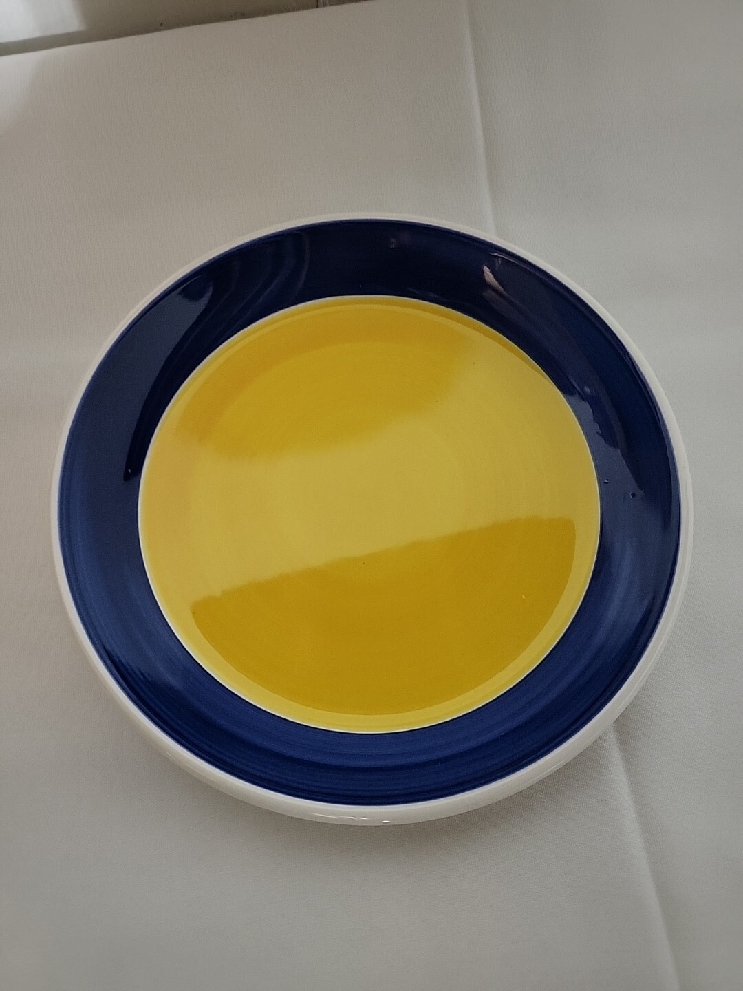 Crate & barrel set of 4″SUNDANCE” Salad Plates yellow /cobalt blue ITALY NEW!