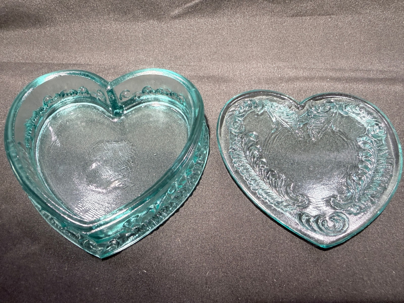Green Vaseline Uranium art glass Heart Powder makeup box candy dish jewelry glow