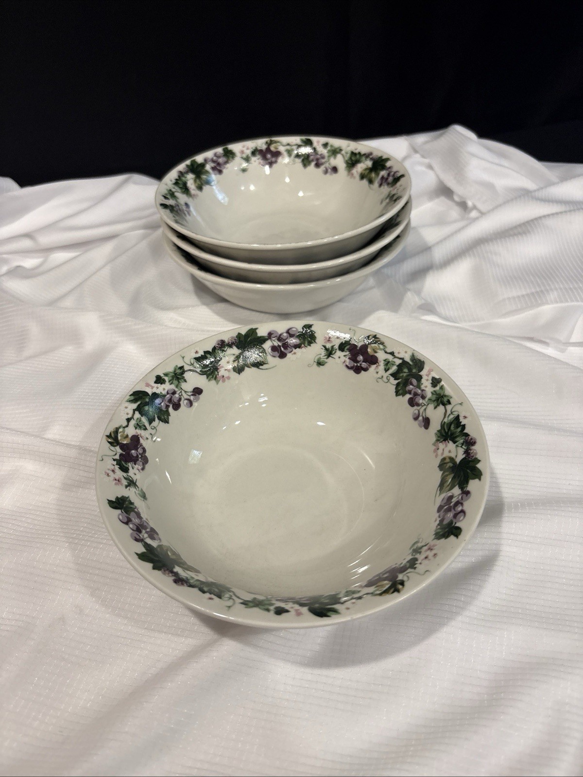 Four (4) Mainstays 6 1/2” Fruit Soup Cereal Bowls Grapevines