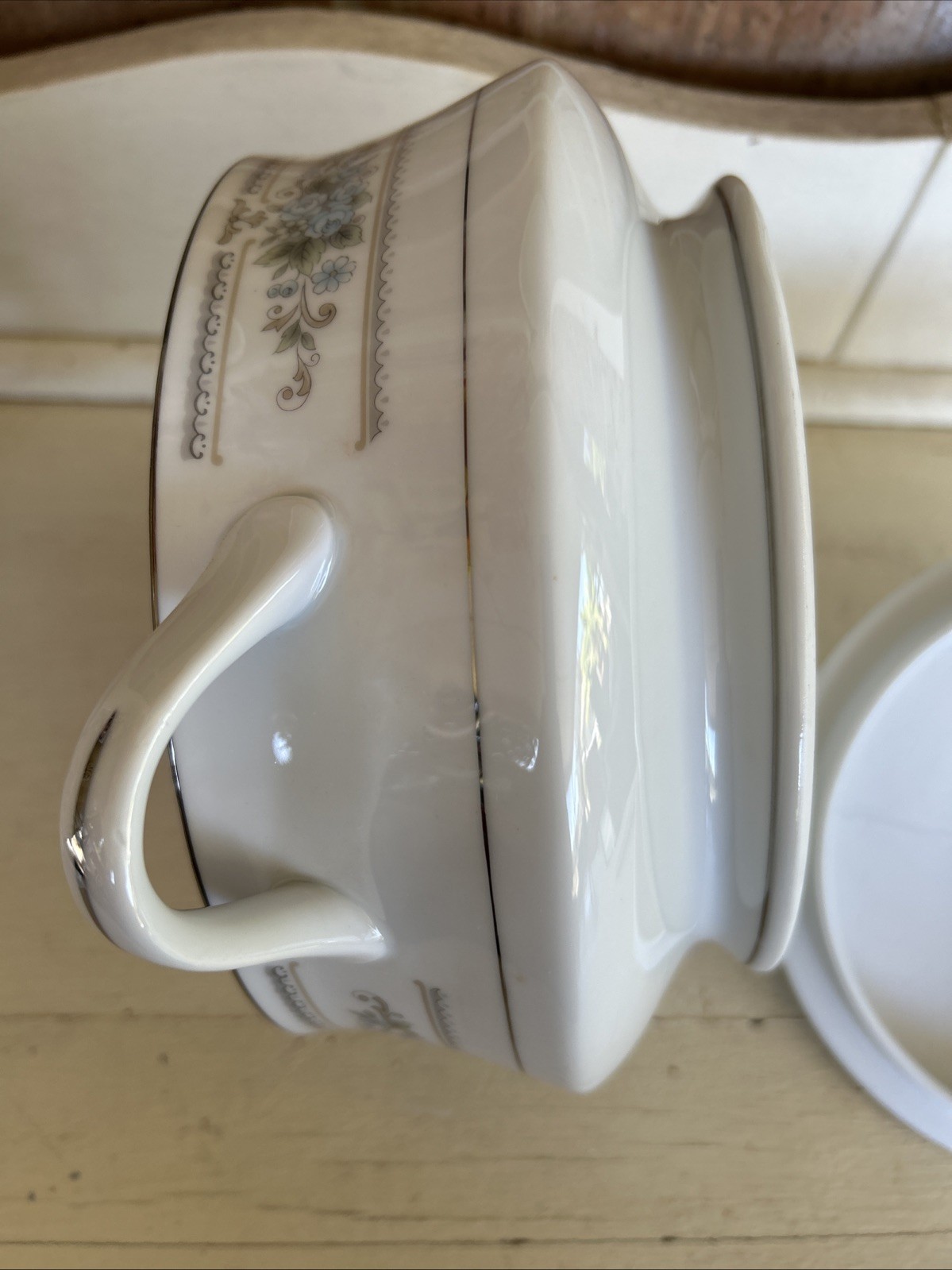 Elington Casserole 2 qt. Covered Wade Fine Porcelain White Blue Platinum Trim !