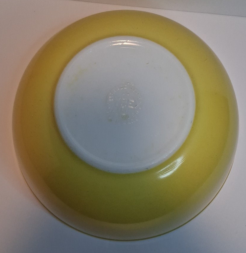 PYREX Primary Yellow #404 4 Quart & Blue #401 Mixing Bowls Very Good Condition
