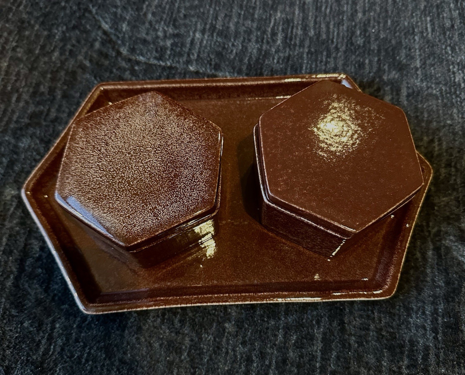 BENNINGTON BLOCK POTTERY VERMONT HEXAGONAL BROWN TRINKET BOXES AND TRAY