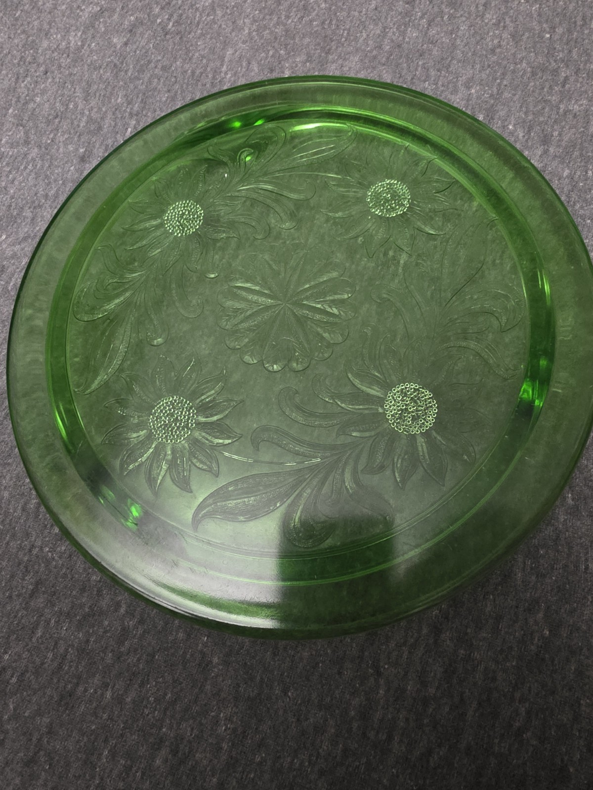 Vintage Green Uranium Depression Glass Sunflower Round Cake Plate Server 10″…