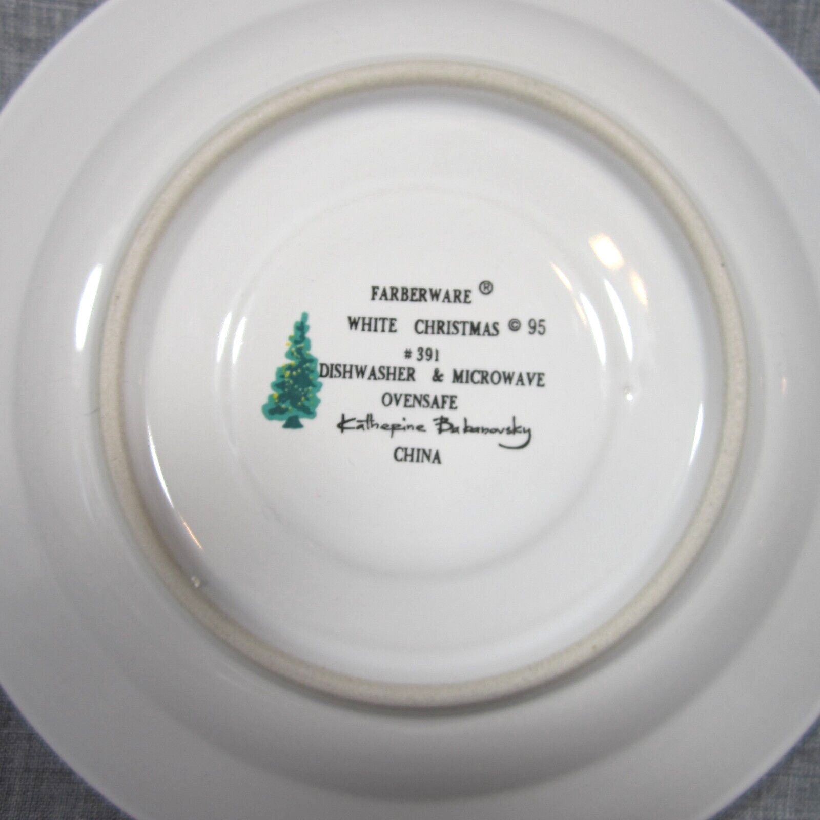 Farberware White Christmas #391 Set of 15 pieces; 7 Cups and 8 Saucers – EUC