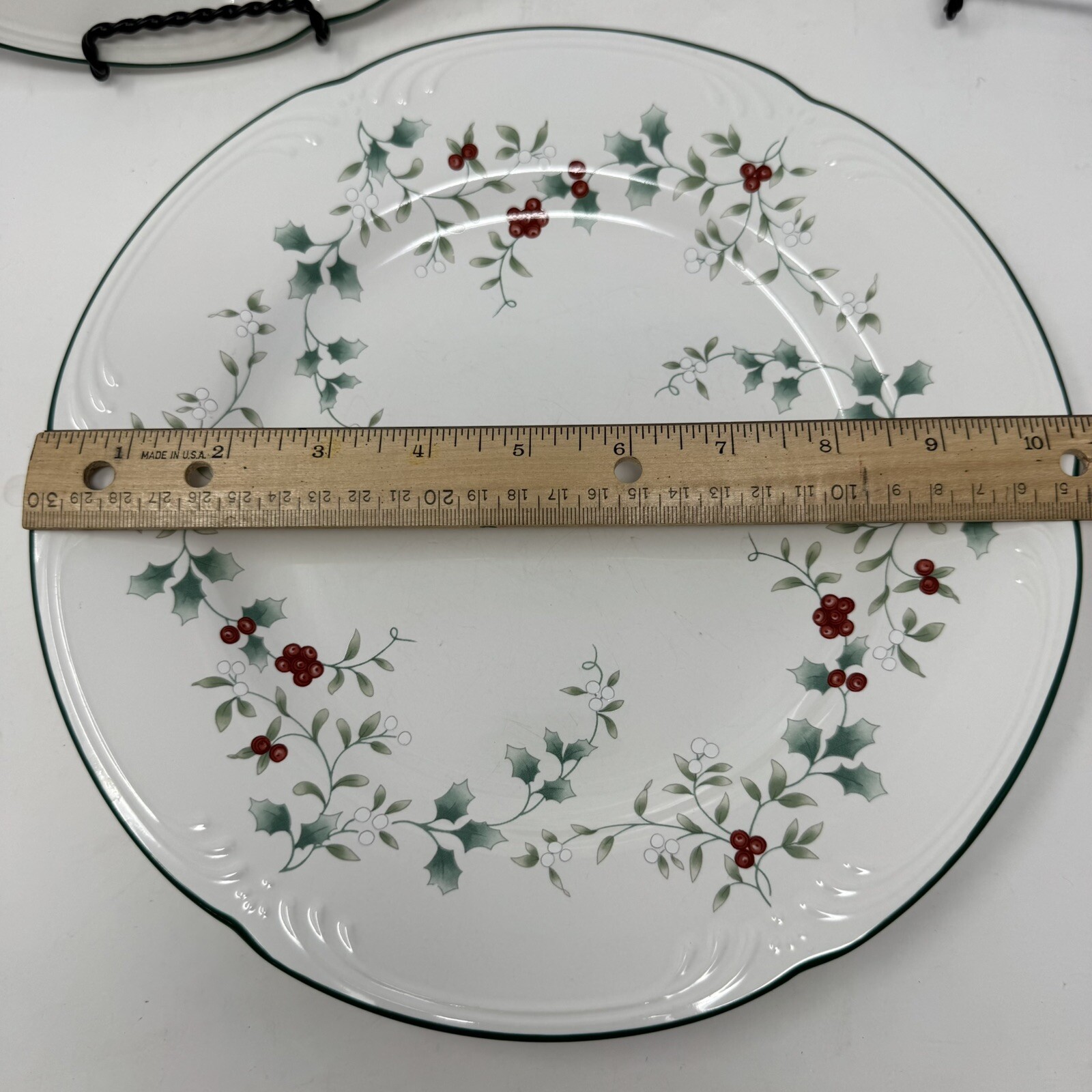 Pfaltzgraff Winterberry Dinner Plates 10 3/8″ Holly & Berries Set of 2 Plates