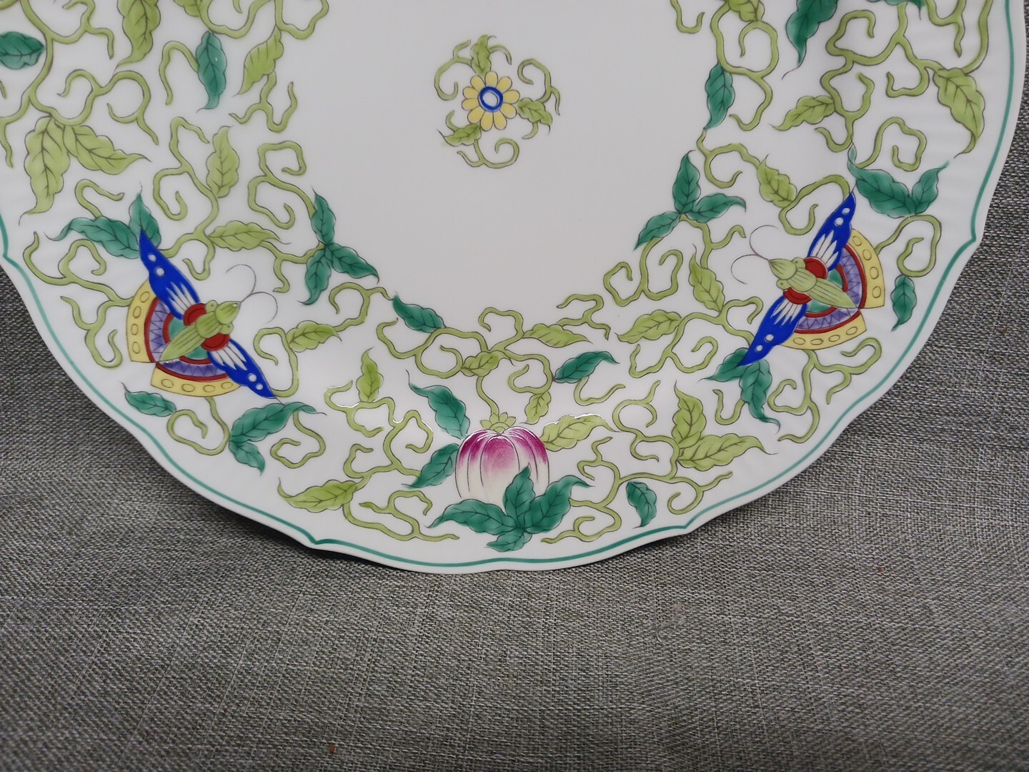 Taste Setter Collection Imperial Vine 10 3/8” Dinner Plate Vines Insects