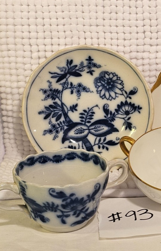 BARGAIN Bouillon cup w/saucer and lid, DAMAGED, Blue Onion