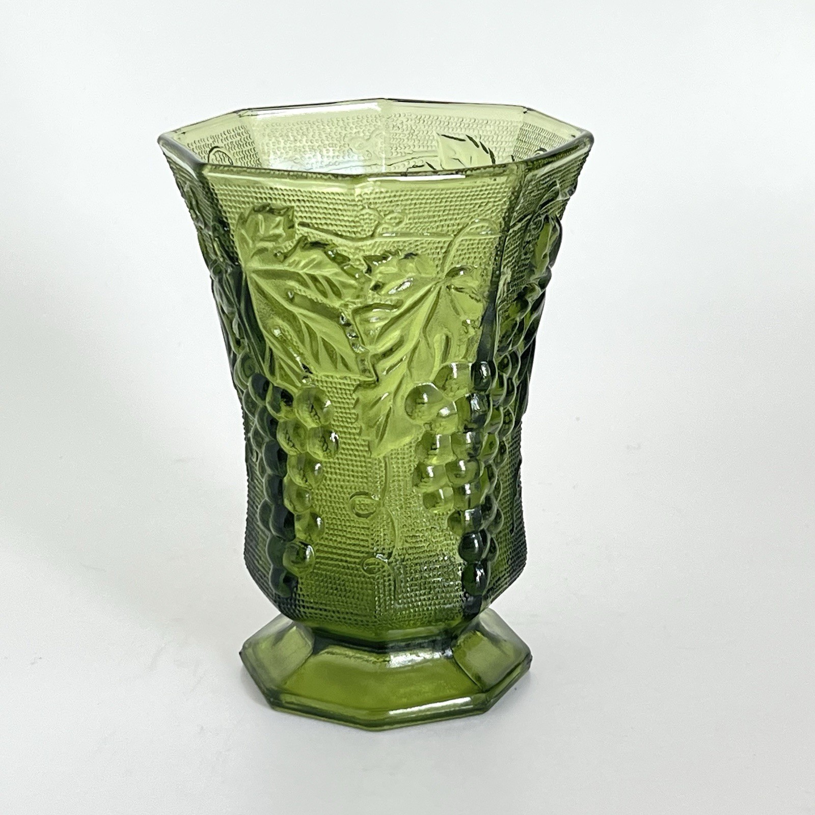 Vtg Anchor Hocking Emerald Green Glass Footed Vase Grapevine Pattern Gorgeous!