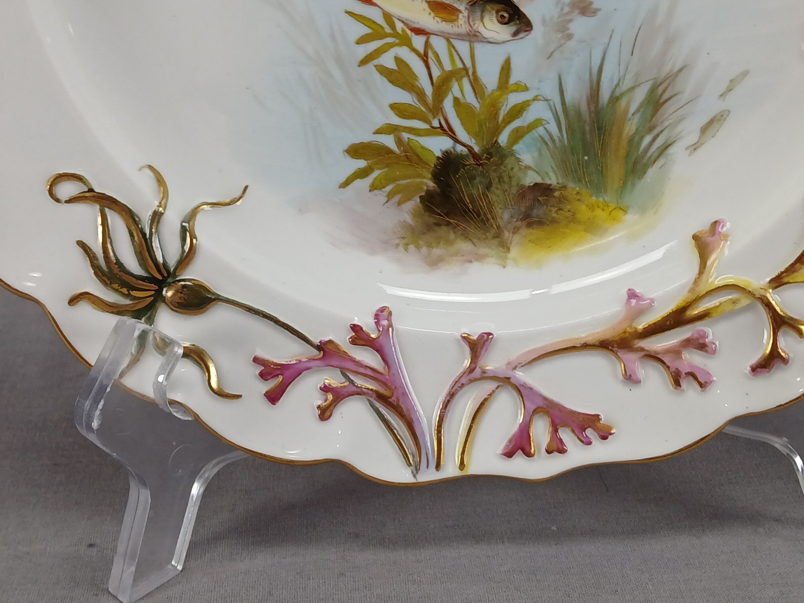 Royal Worcester Hand Painted Fish Relief Molded Seaweed Gold 9 1/8 Inch Plate B