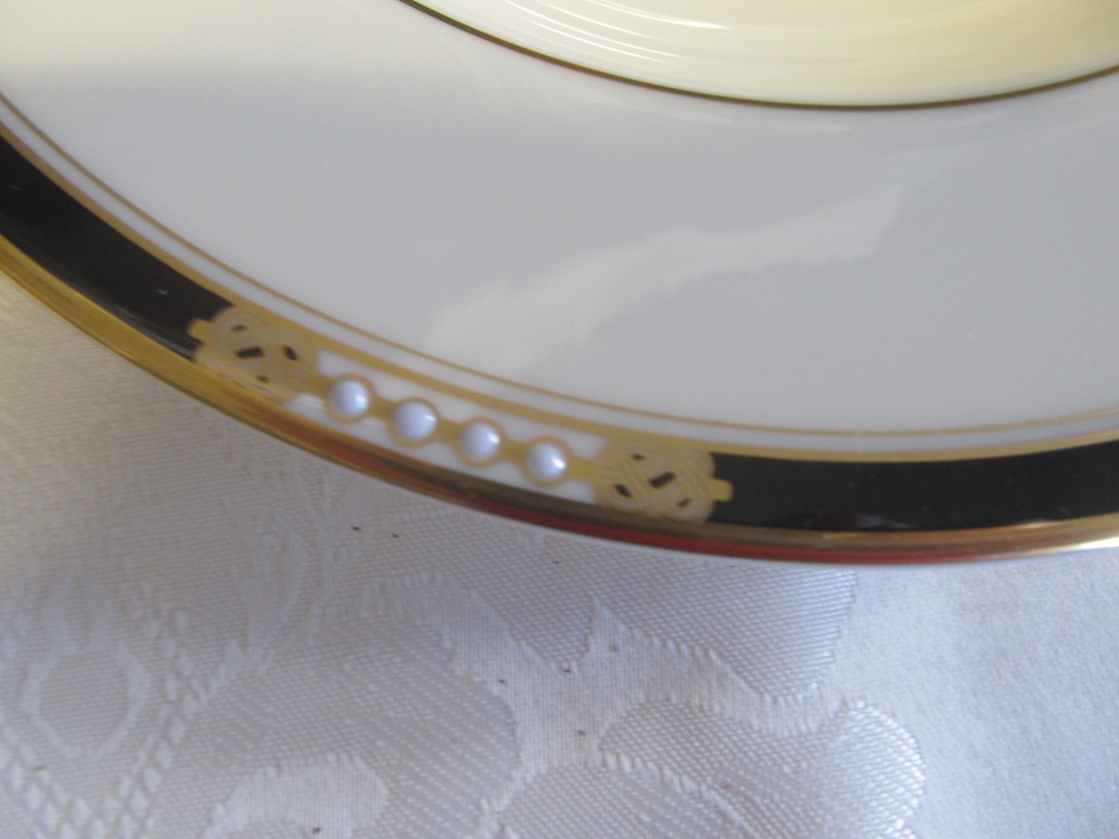 LENOX Presidential HANCOCK 4 Rimmed Soup Bowl 8 1/4″ Raised Dots Gold/Black