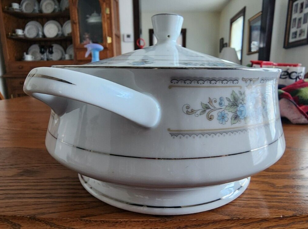 Elington Casserole 2 qt. Covered Wade Fine Porcelain White Blue Platinum Trim !