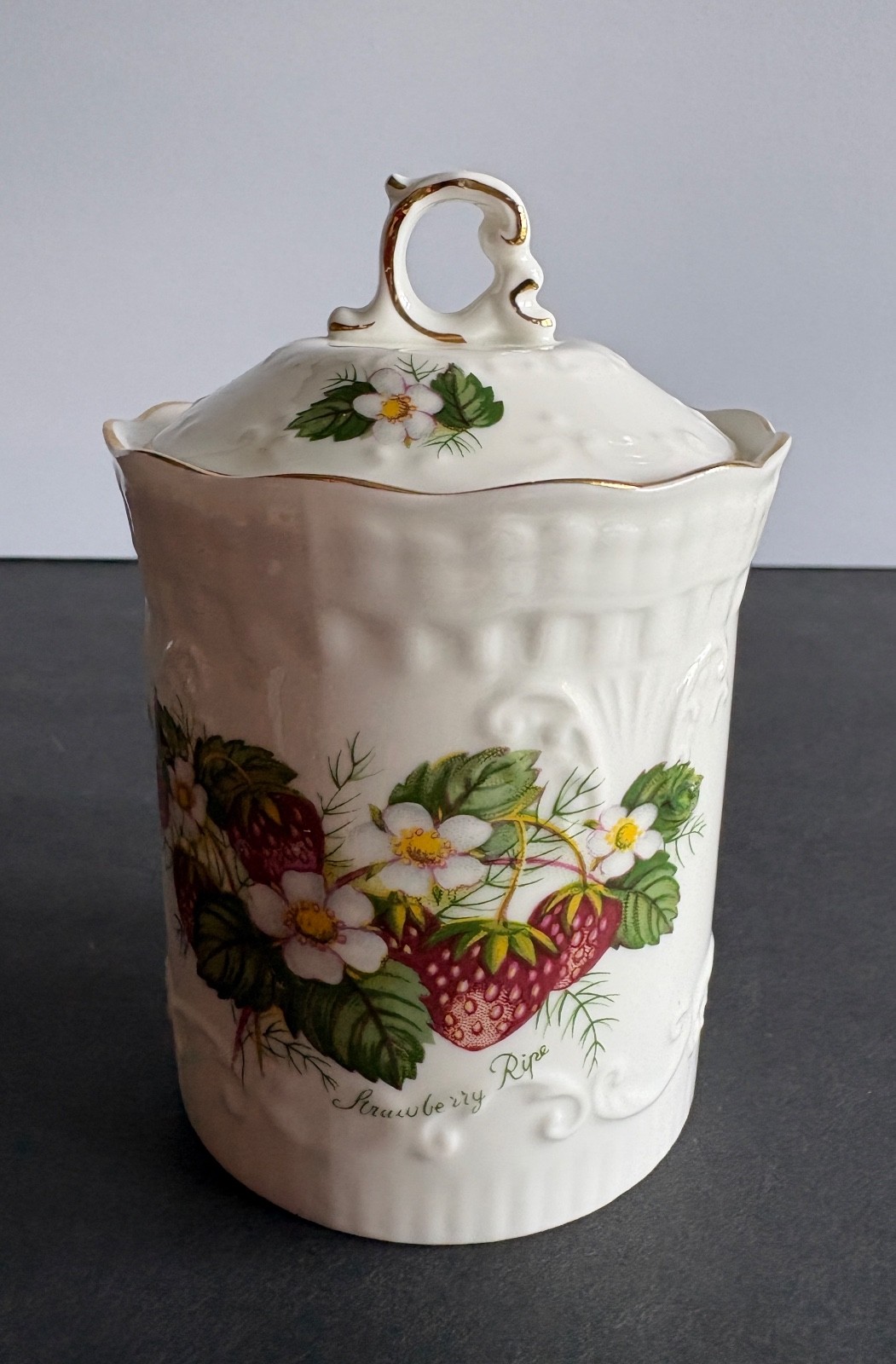 HAMMERSLEY STRAWBERRY RIPE JAR & LID MINT CONDITION 5 1/4 IN. TALL