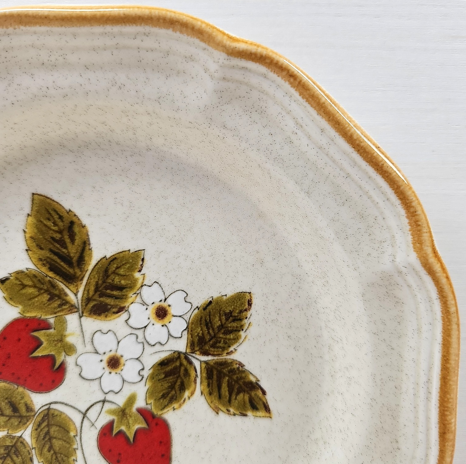 (8) Mikasa Strawberry Festival Salad Plates Set Vinage Fruit Scalloped Retro Lot