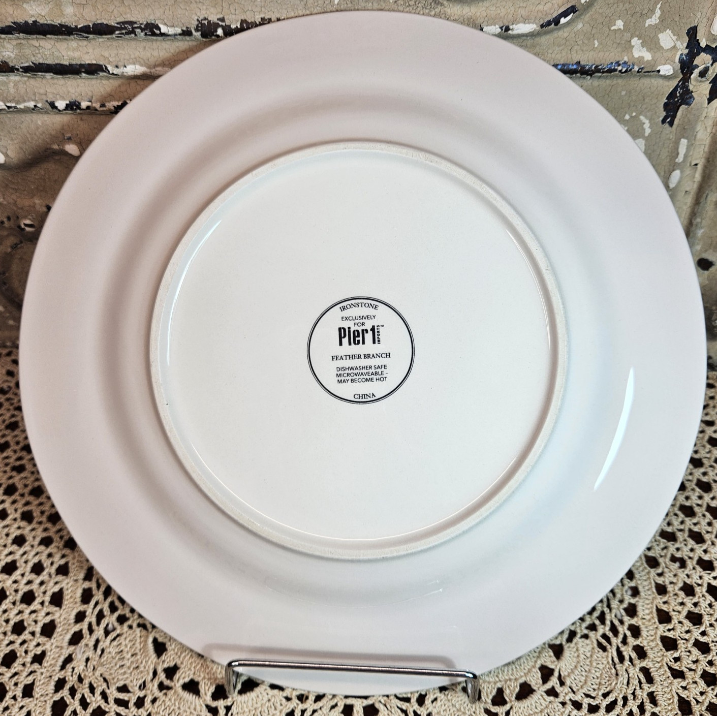 Beautiful Pier 1 Imports Ironstone Feather Branch Pattern Dinner Plate 10.5″