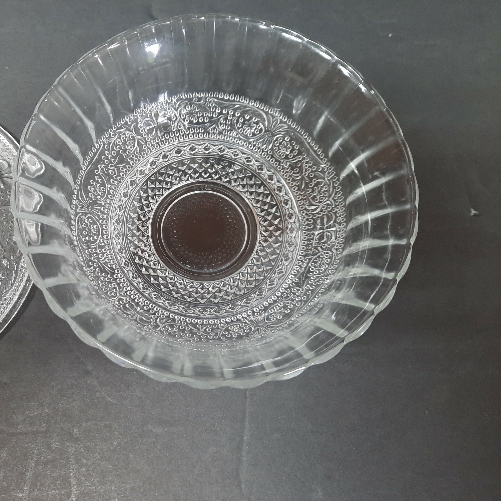 Vtg Kig Malaysia Pressed Sandwich Glass 5.25 Round Server/Candy Bowl with Lid