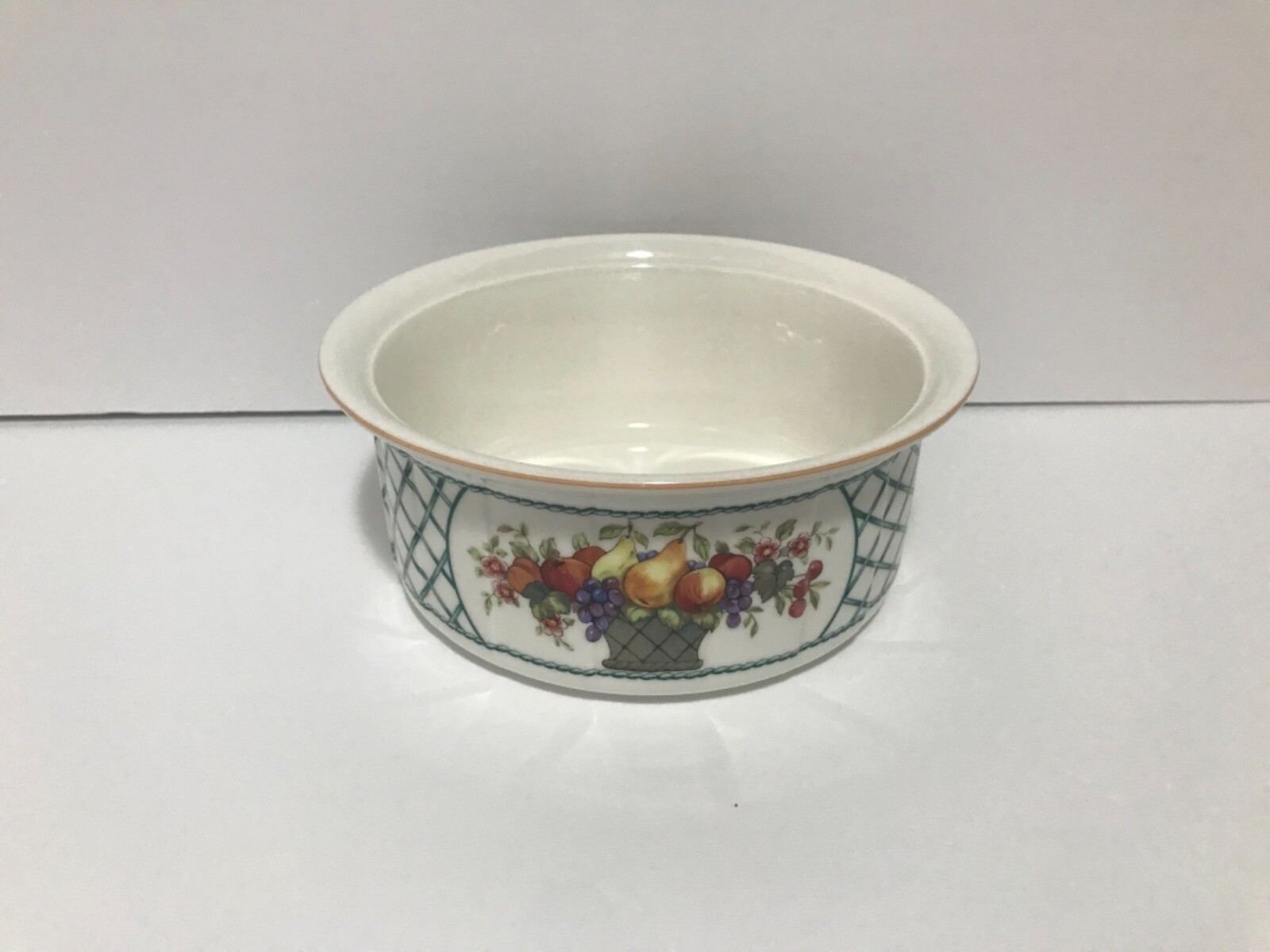 Villeroy and Boch 7.75 in Souffle Bowl and 7.50 in Vegetable Bowl Set