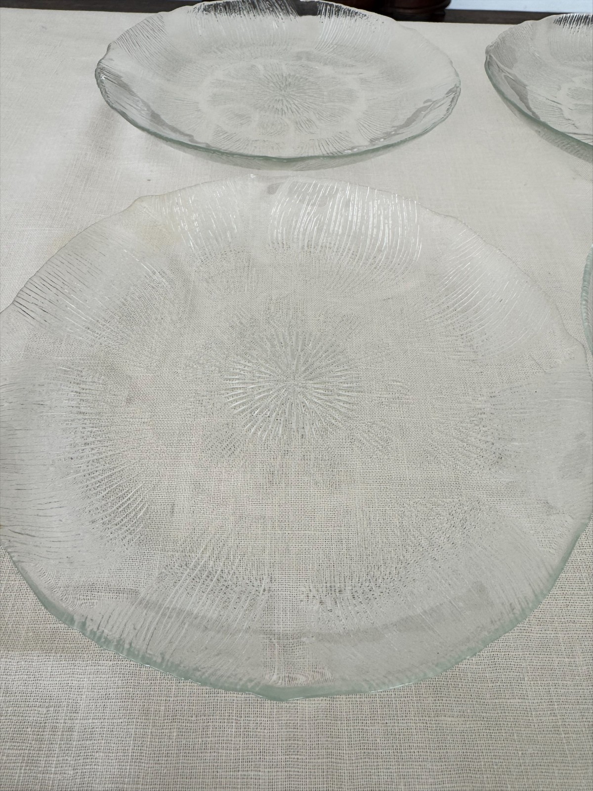 Arcoroc France Fleur Pressed Glass Plates Set Of 4 – Clear Floral Pattern 7.75″