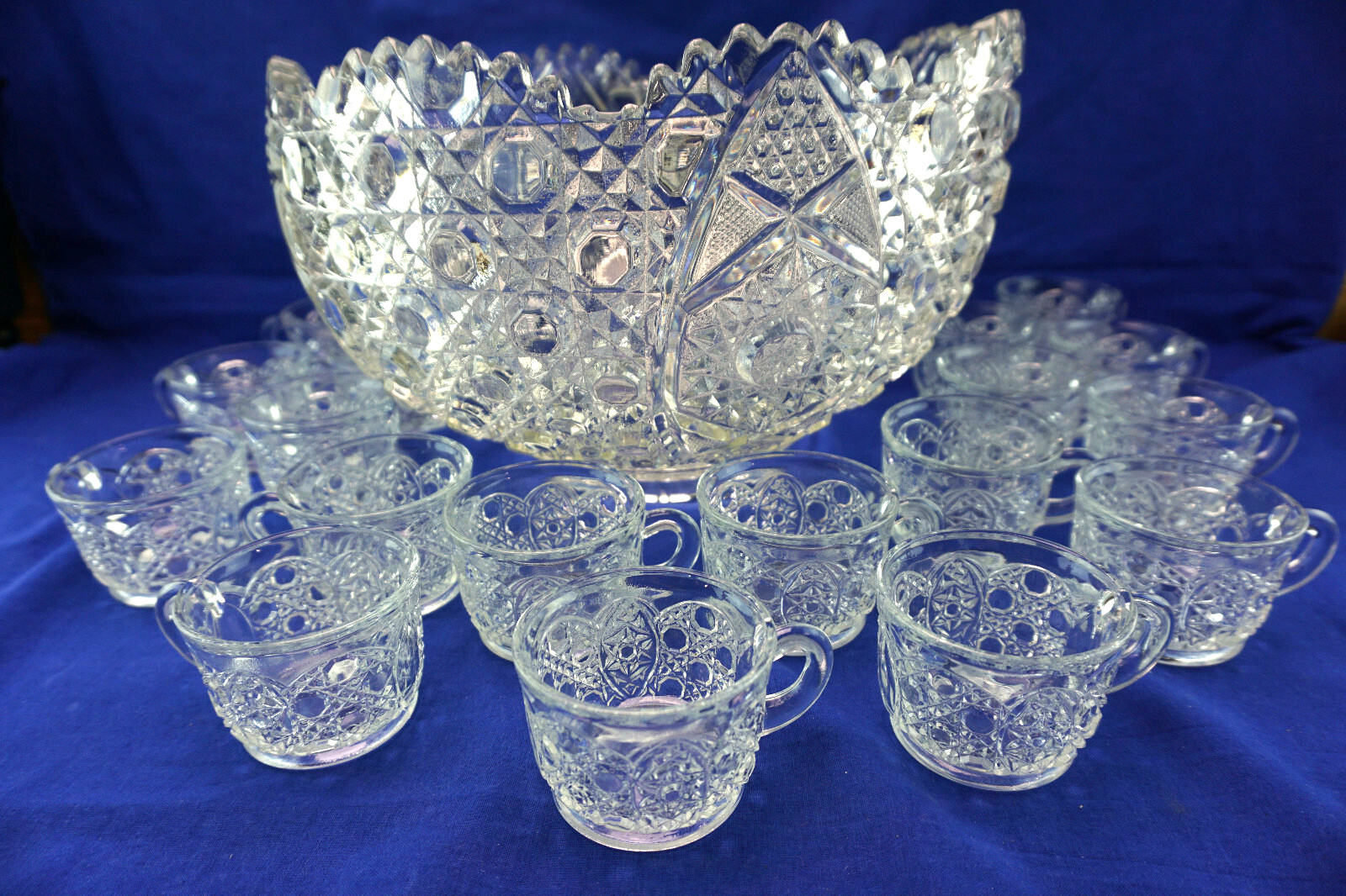 L E Smith Daisy & Button Punch Bowl & (18) Cups, 2 1/8″ in Original Box