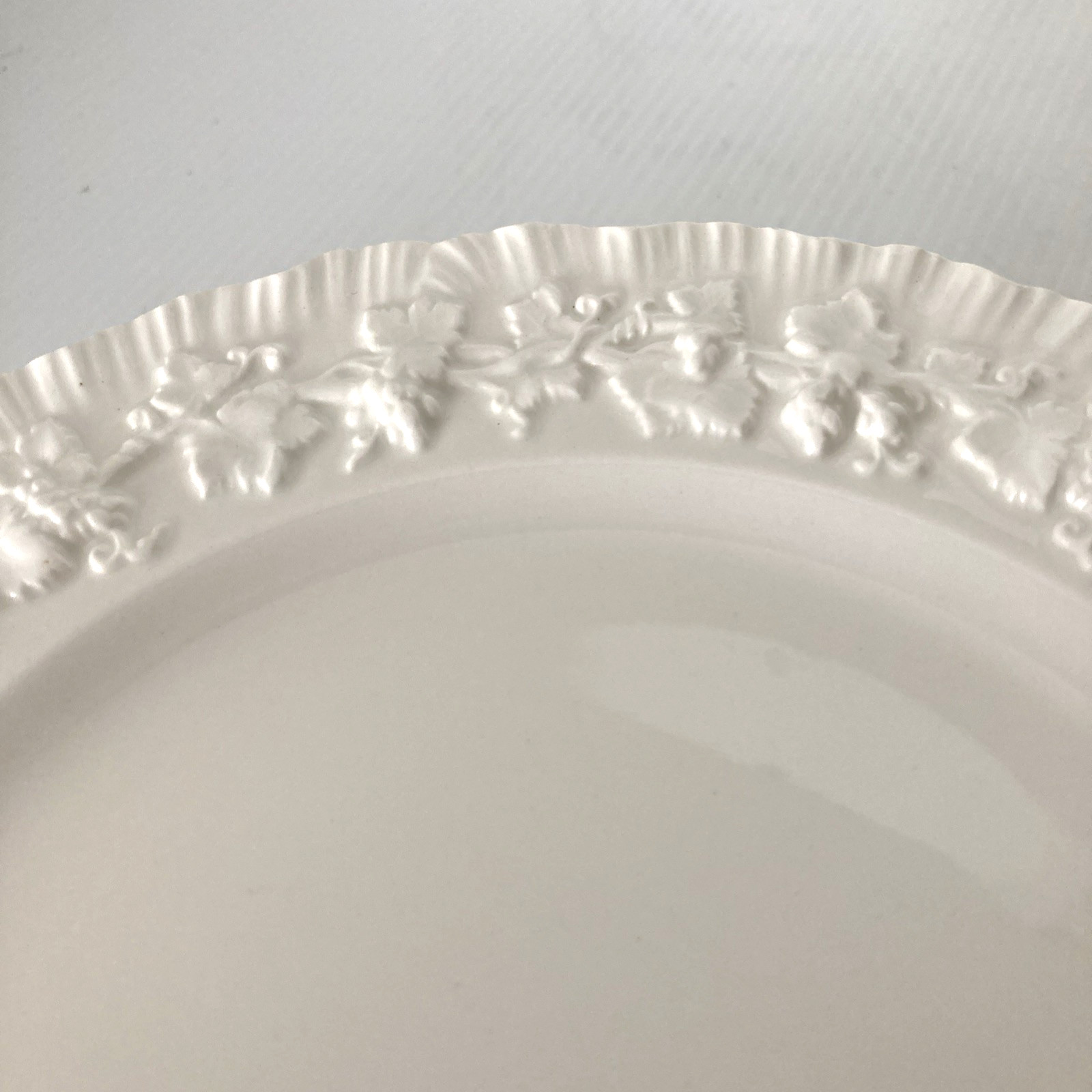 Set of 6 Wedgwood Queensware Cream/Cream Embossed Grape Vine 8″ Luncheon Plates