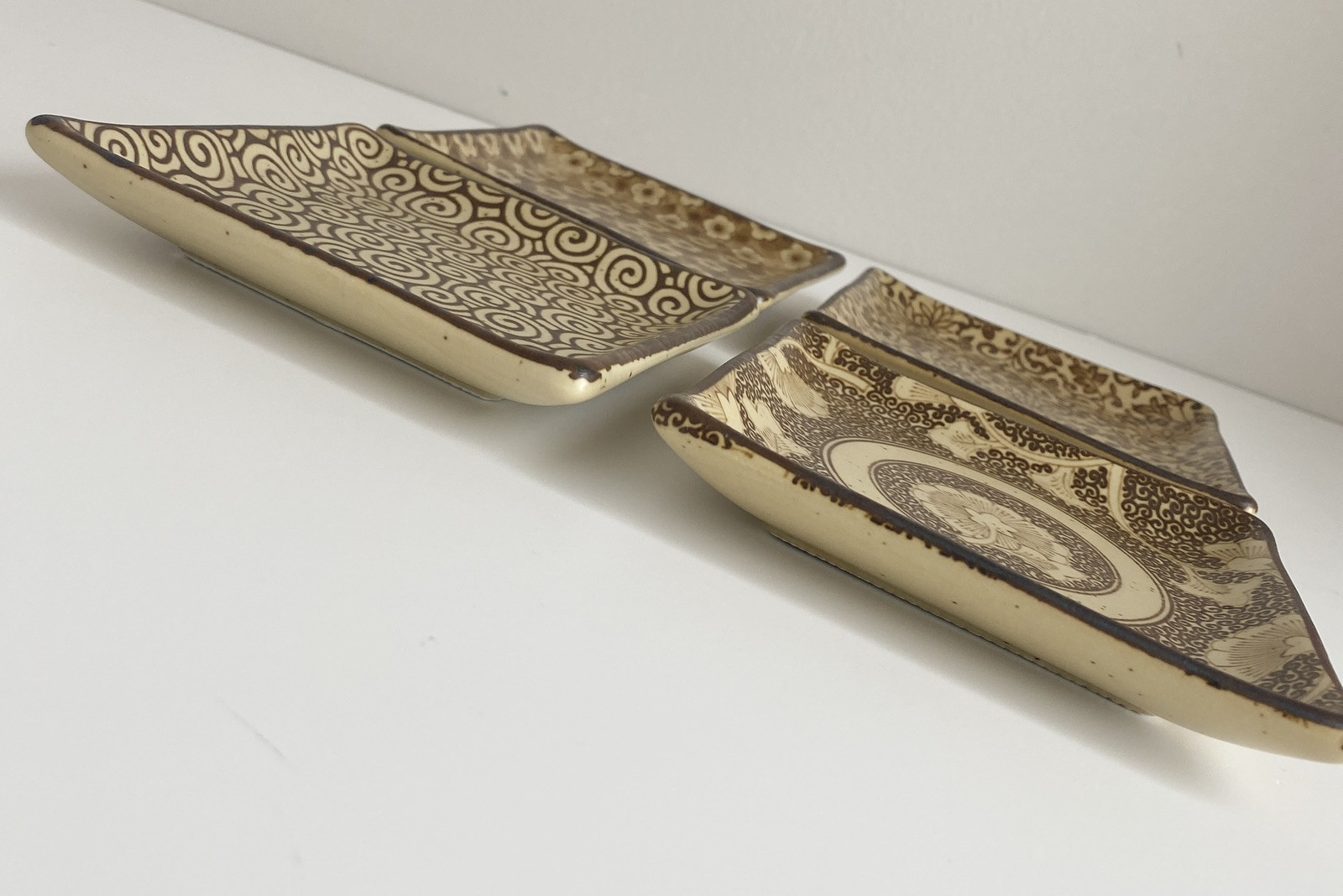 Set/4 Sound Collection SOUSAKU Japan 5″ sushi plates floral scrolls stoneware