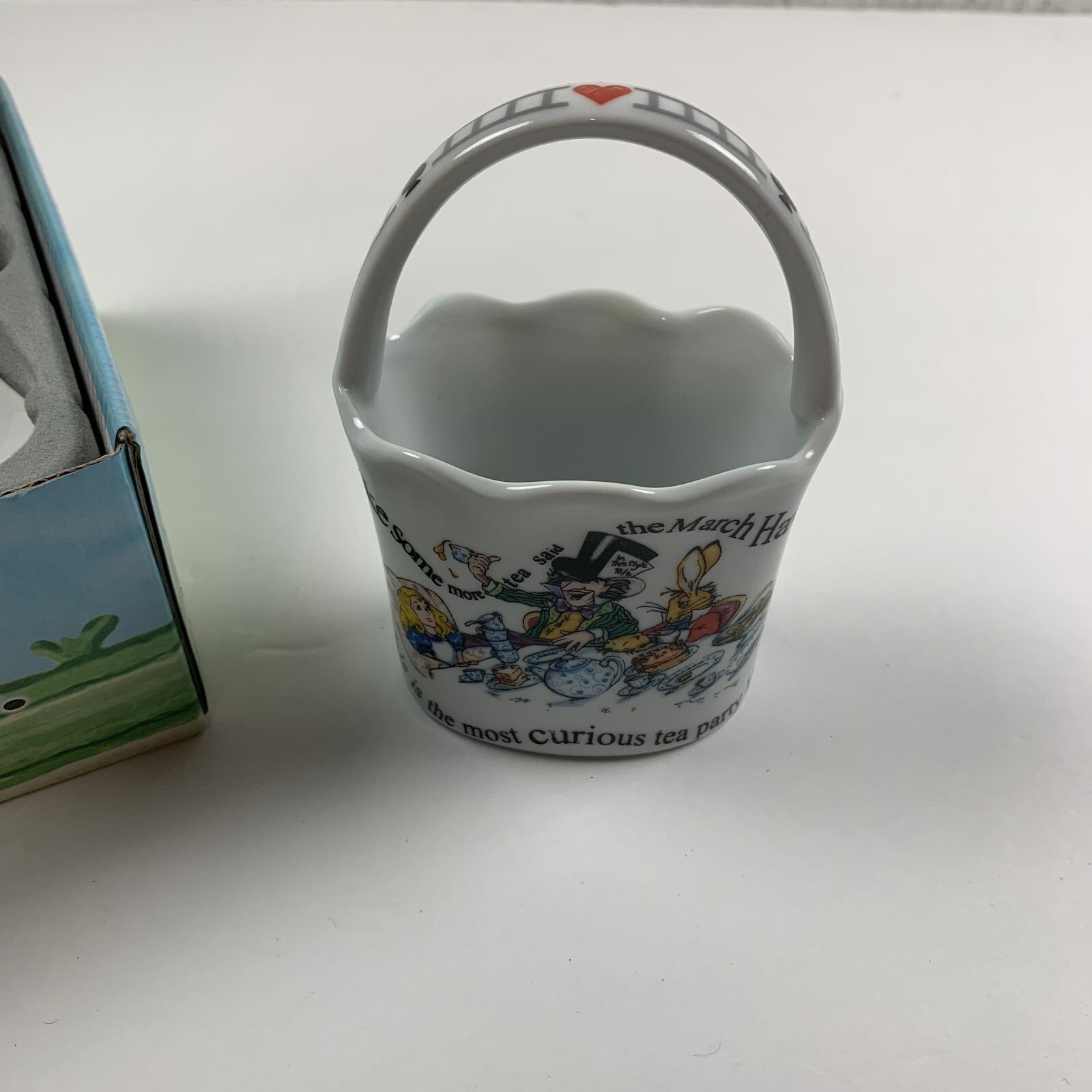 Cardew Design Alice in Wonderland Ceramic Basket and Set of 4 Spoons White 6198