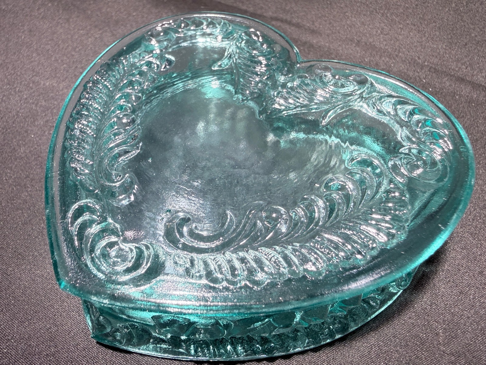 Green Vaseline Uranium art glass Heart Powder makeup box candy dish jewelry glow