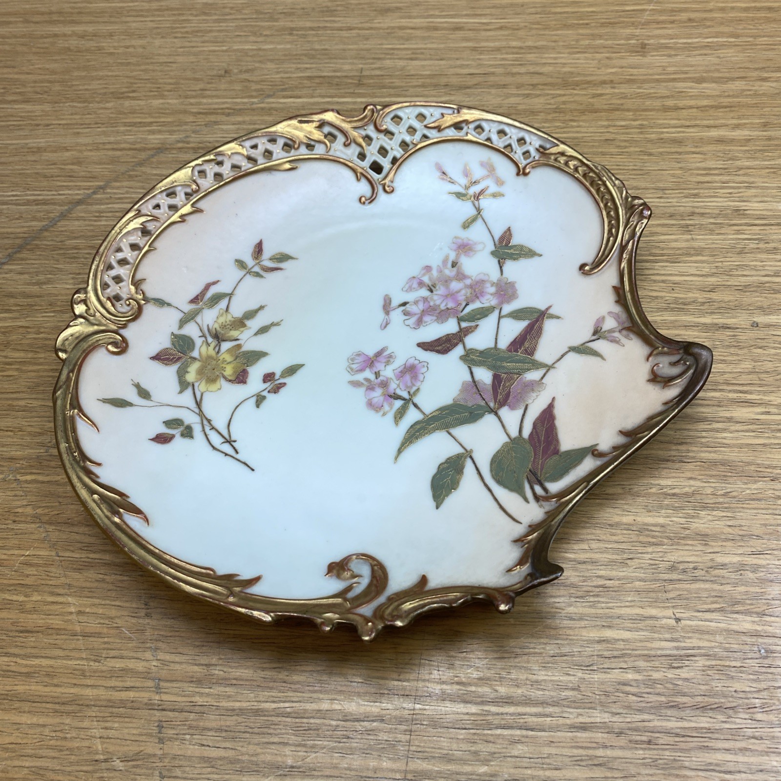 Atq 19th Century ROYAL WORCESTER Empress Reticulated 8 1/2” dia. Cabinet Plate