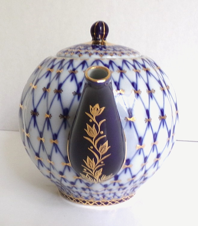 VINTAGE LOMONOSOV RUSSIAN IMPERIAL COBALT NET with GOLD PORCELAIN TEAPOT 5 1/4″