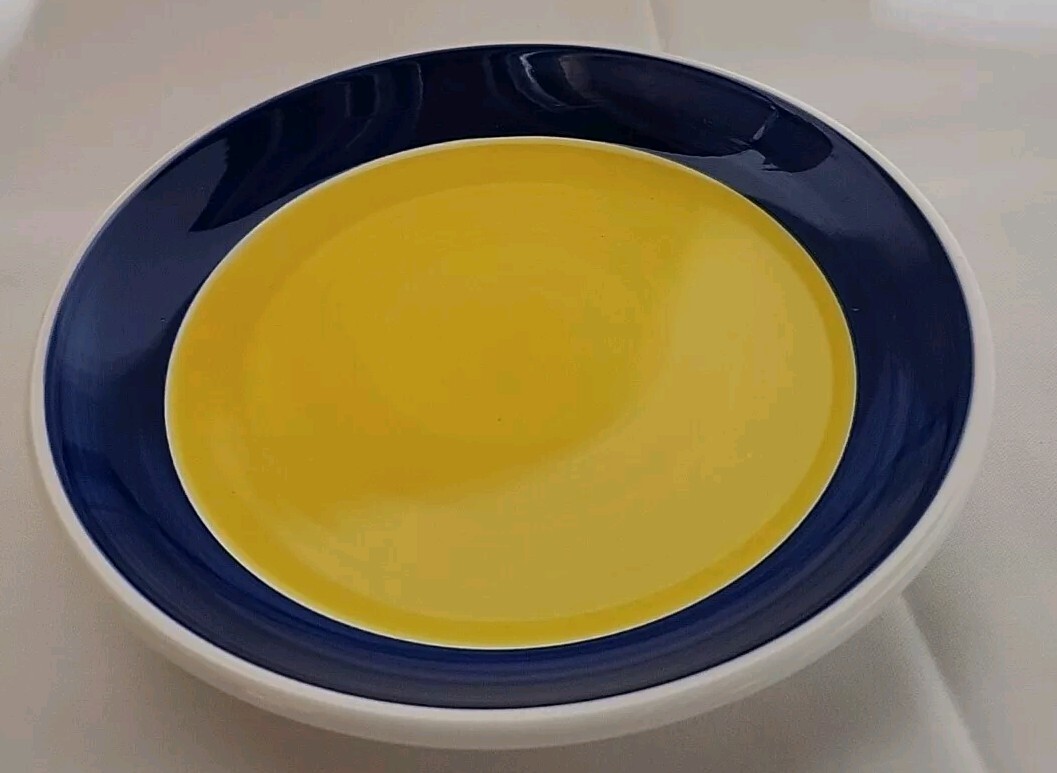 Crate & barrel set of 4″SUNDANCE” Salad Plates yellow /cobalt blue ITALY NEW!
